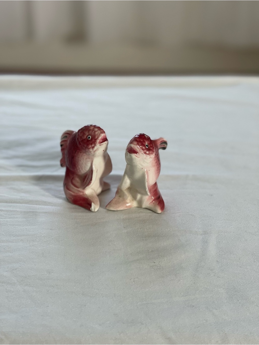 Vintage mid-century Decorative Pink Ceramic Fish Salt & Pepper Shaker Figurines - Picture 3 of 4